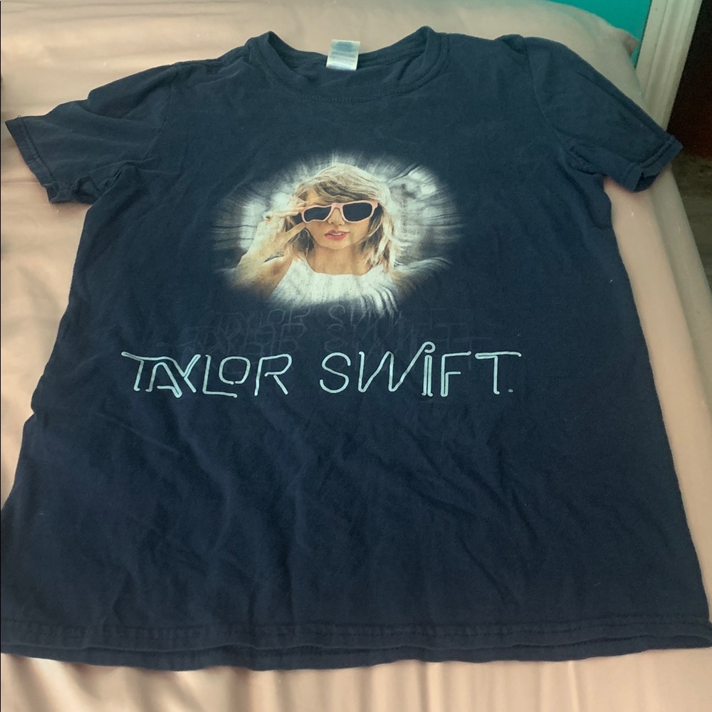 Gildan women’s Navy Graphic T-Shirt (never worn)